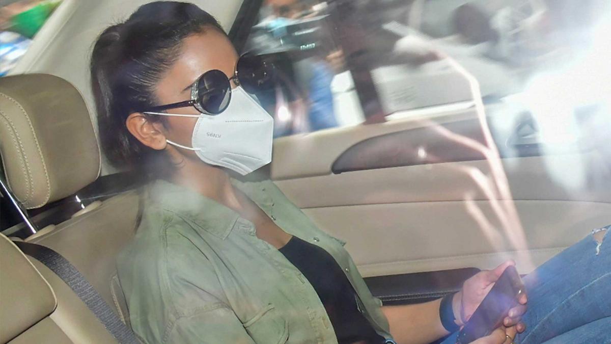 रकुलप्रीत सिंह पहुंचीं नारकोटिक्स कंट्रोल ब्यूरो के ऑफिस