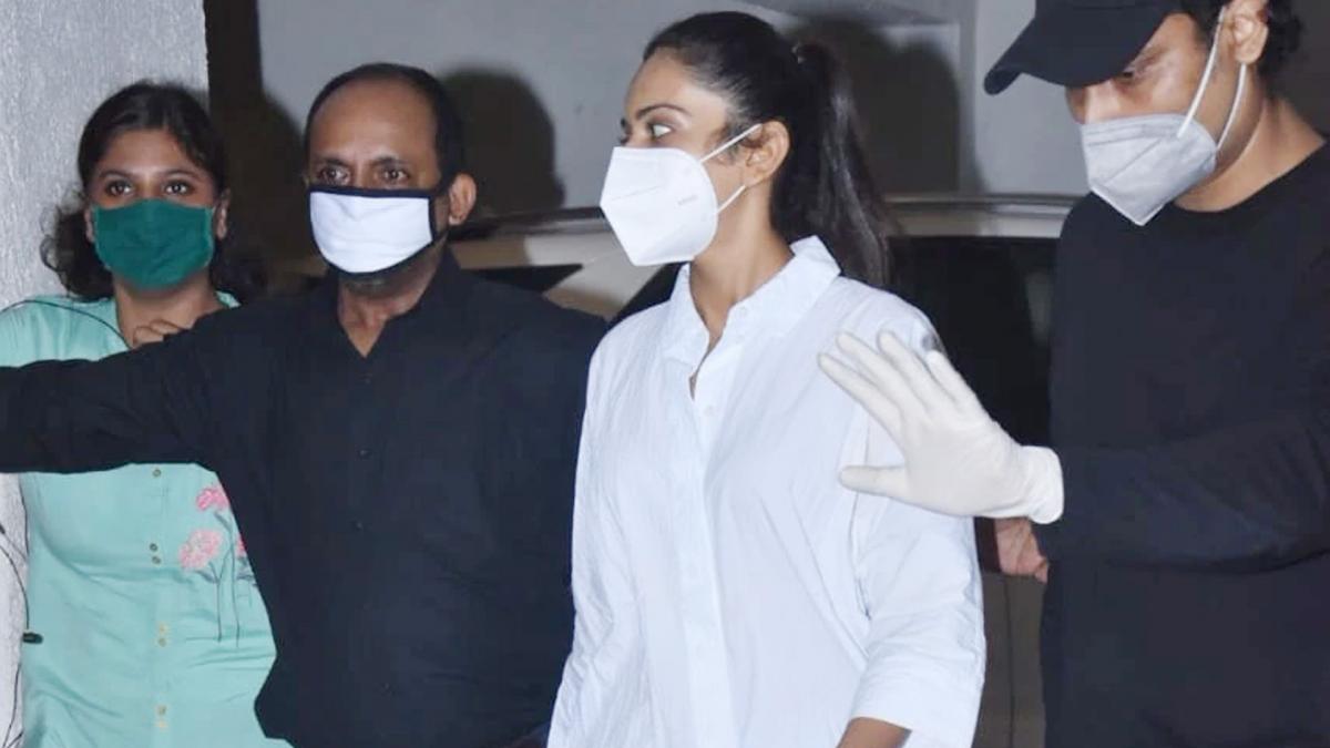 Rakul Preet Singh  reach residence in Mumbai