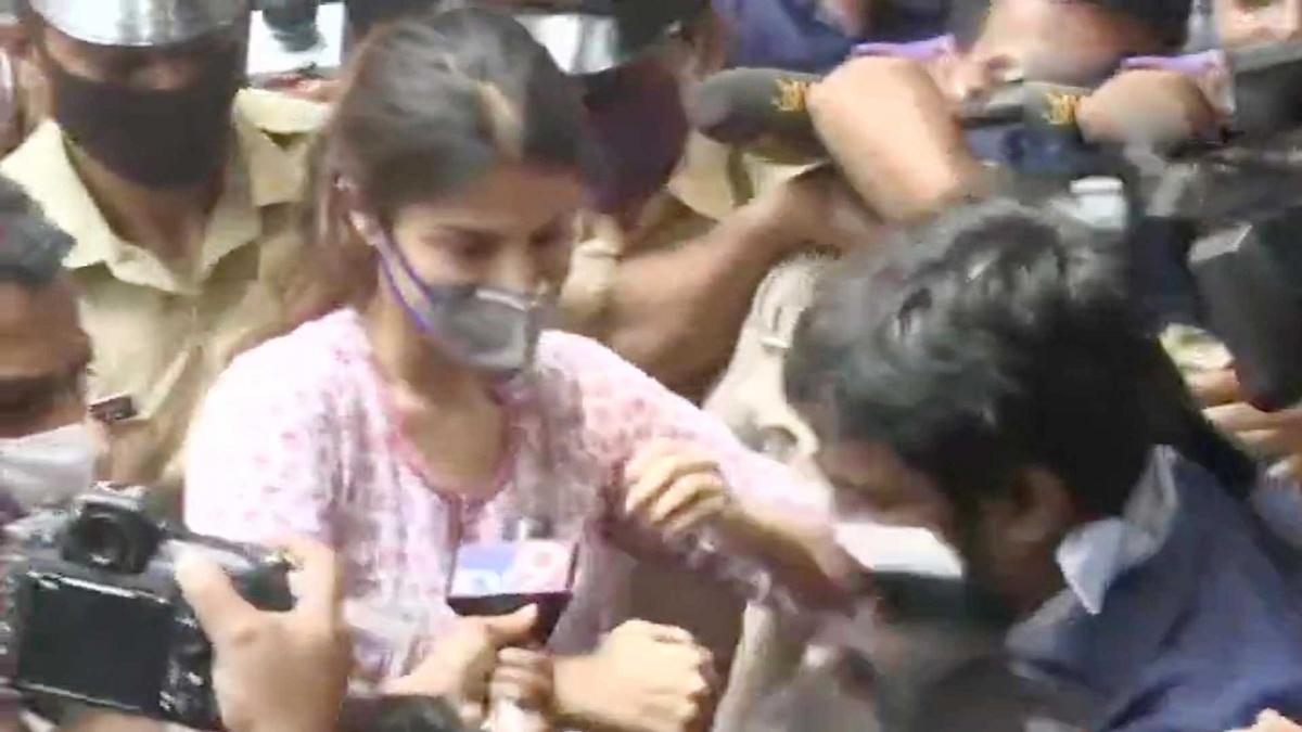 रिया चक्रवर्ती पूछताछ के लिए NCB दफ्तर पहुंचीं (फोटो-ANI)