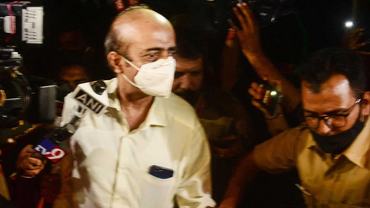 रिया के पिता इंद्रजीत चक्रवर्ती (फोटो-PTI)