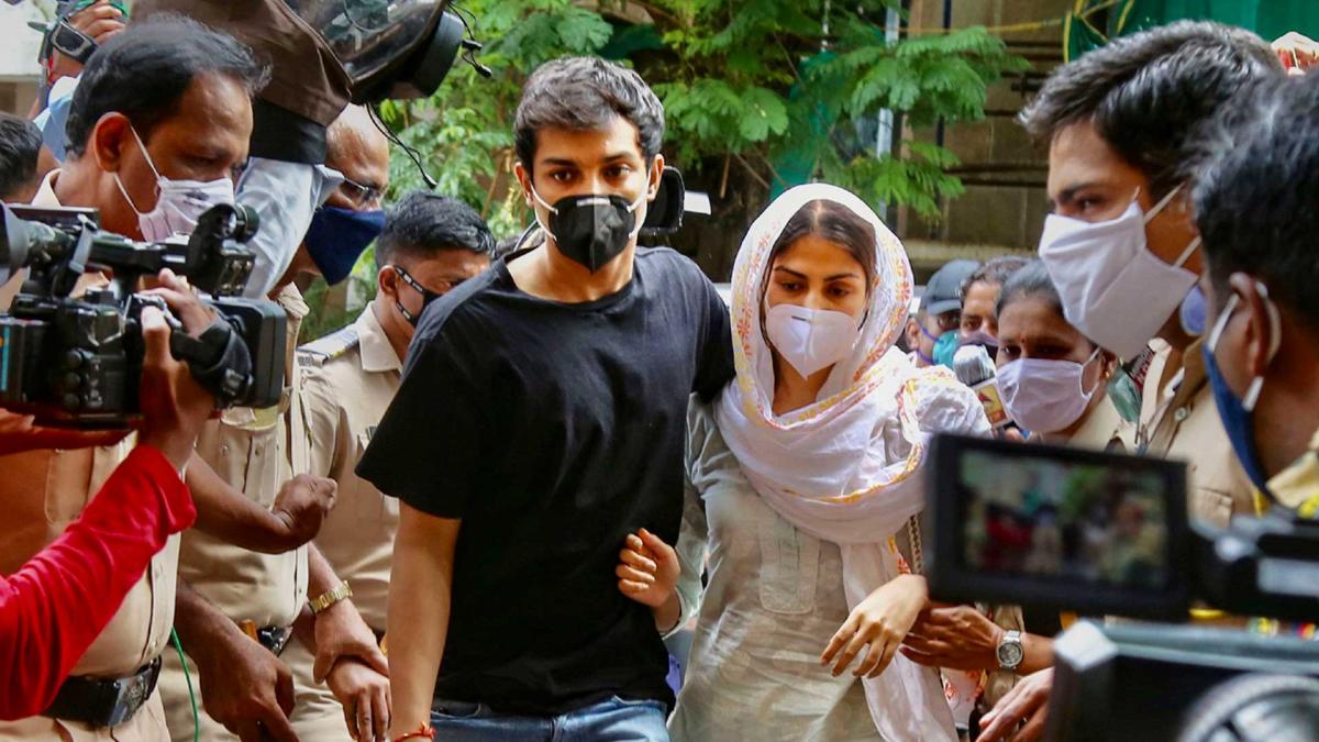 भाई शोविक के साथ रिया चक्रवर्ती (फोटो-PTI)