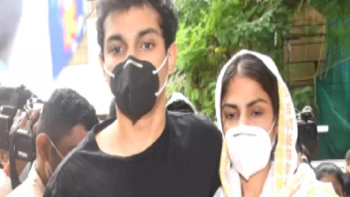 Rhea Chakraborty-Showik Chakraborty