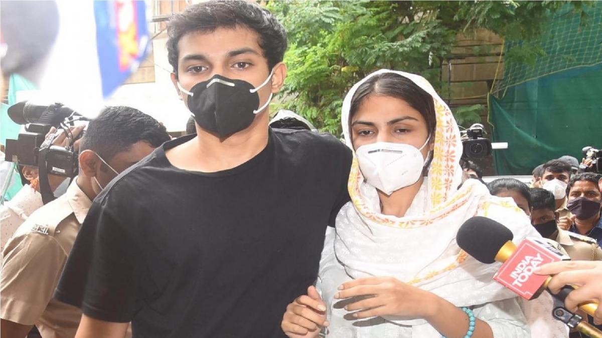 Rhea Chakraborty-Showik Chakraborty