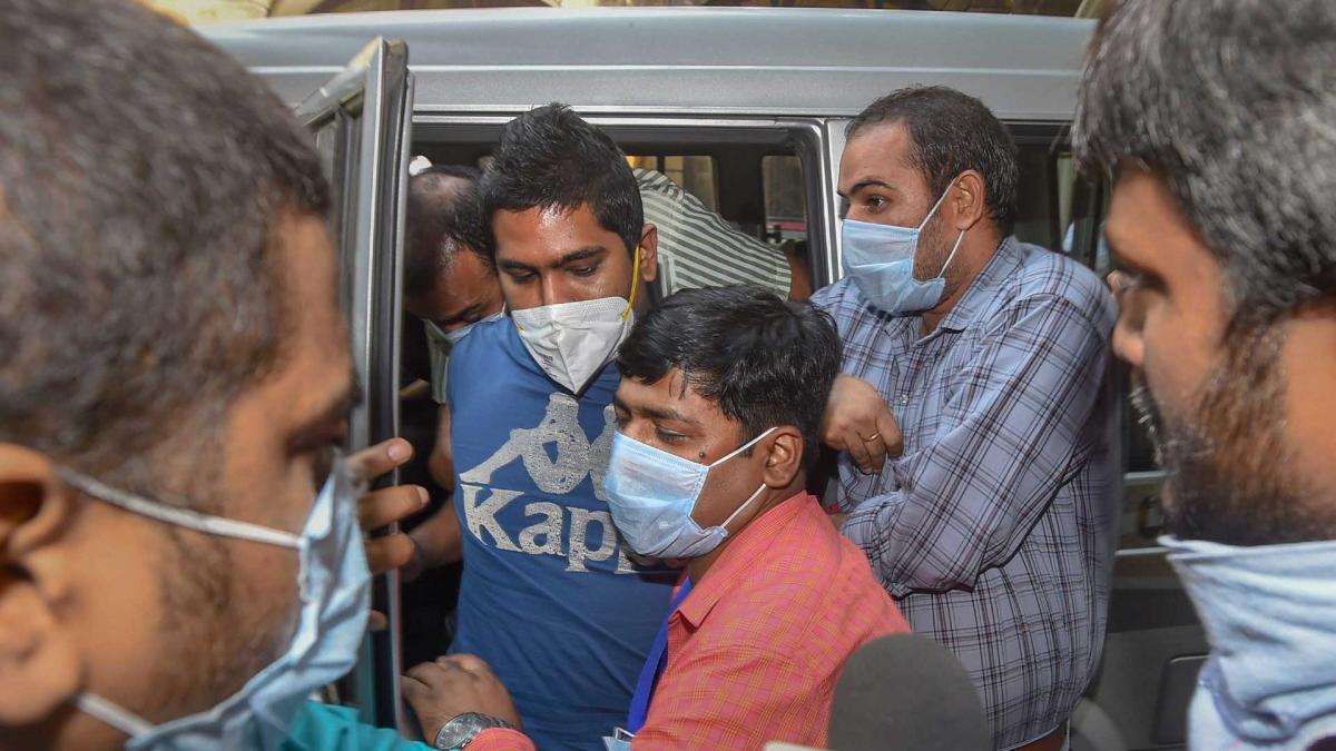 शोविक और सैमुअल को साथ ले गई NCB