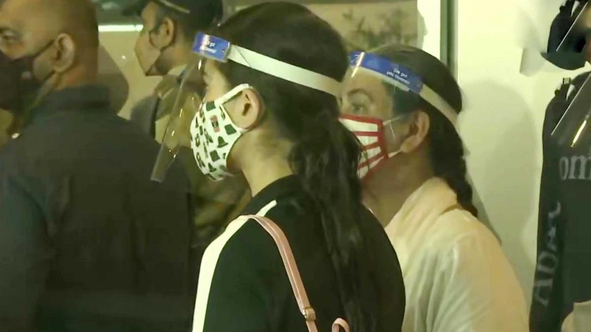 सारा अली खान पहुंचीं मुंबई (फोटो-ANI)