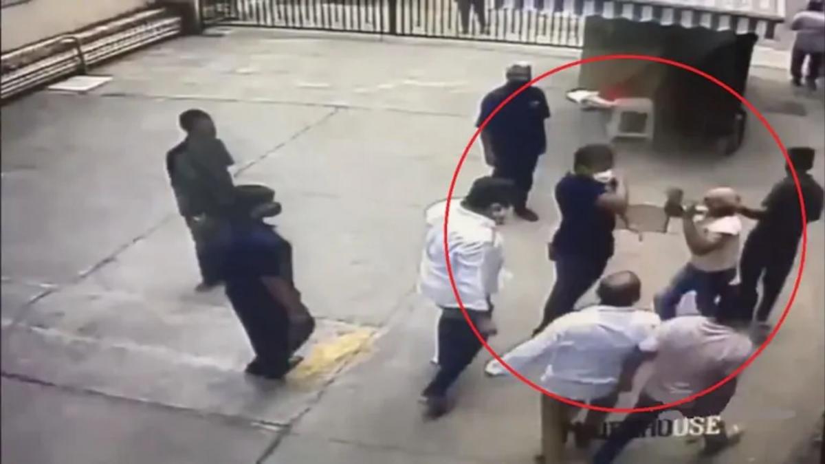 Sena workers beat up ex-Navy officer (Screengrab from a Twitter video)