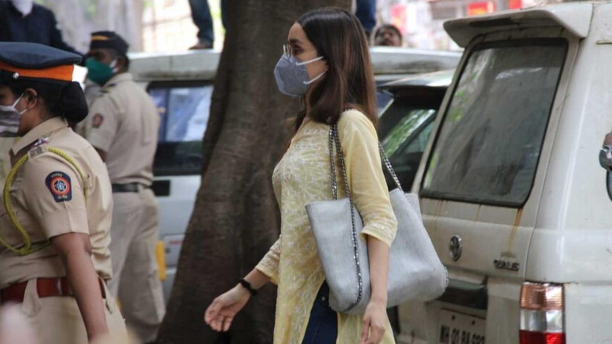 श्रद्धा कपूर पहुंची एनसीबी दफ्तर
