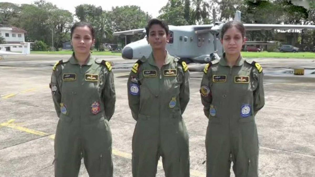 भारतीय नेवी की तीन महिला पायलट्स