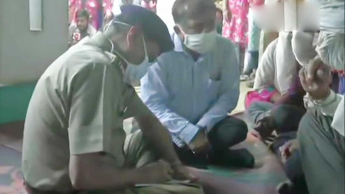 पीड़ित परिवार से मिले सूबे के दो बड़े अधिकारी