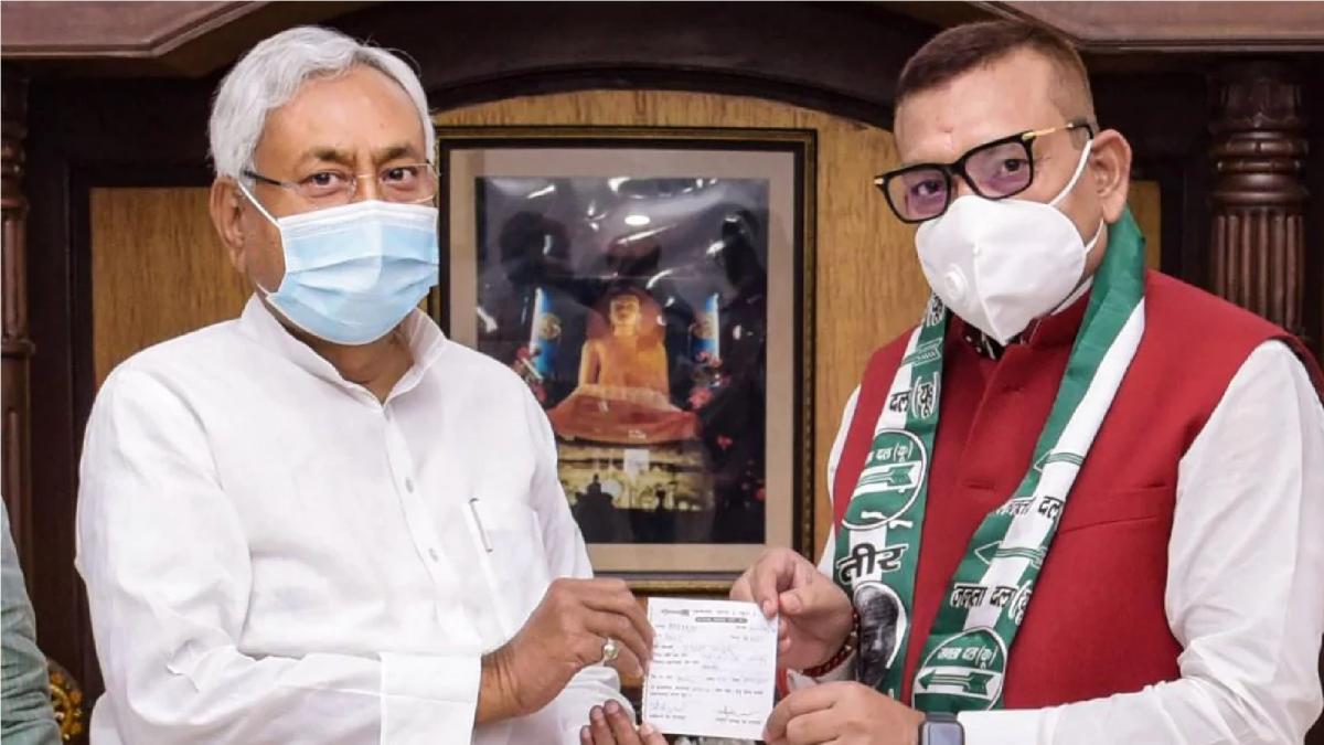 Gupteshwar Pandey with Nitish Kumar