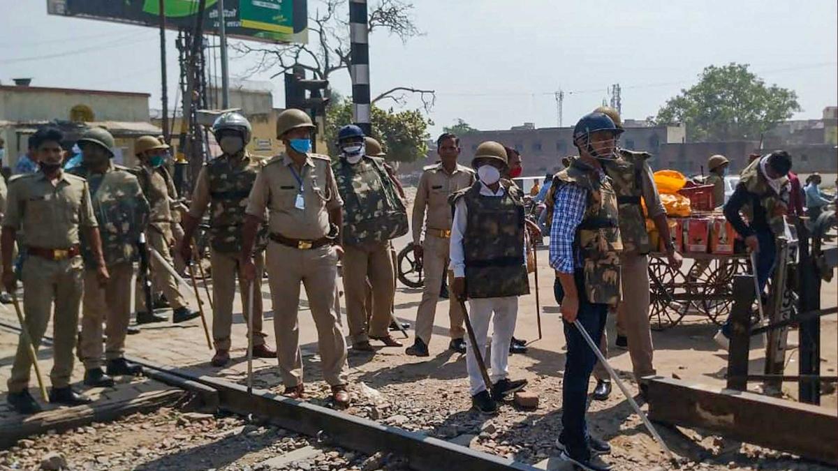 UP पुलिस सवालों के घेरे में