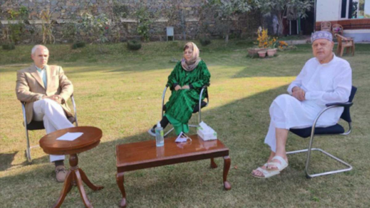 फारूक अब्दुल्ला और महबूबा मुफ्ती आए साथ