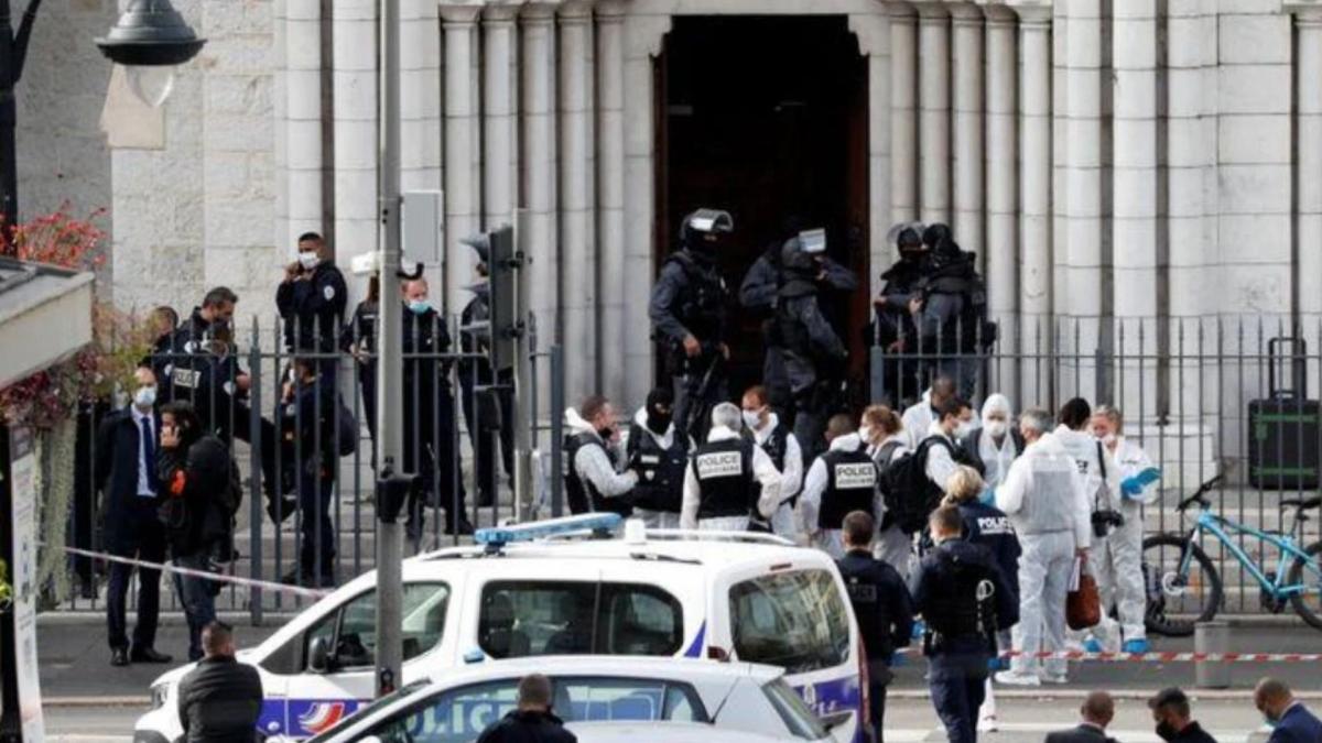 Security forces guard the area after a reported knife attack at Notre Dame church in Nice, France. (Photo:Reuters)