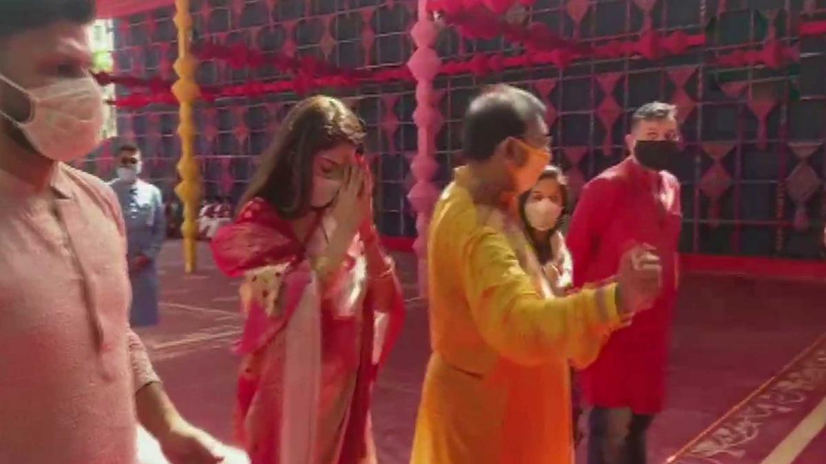 TMC सांसद नुसरत ने की मां की पूजा