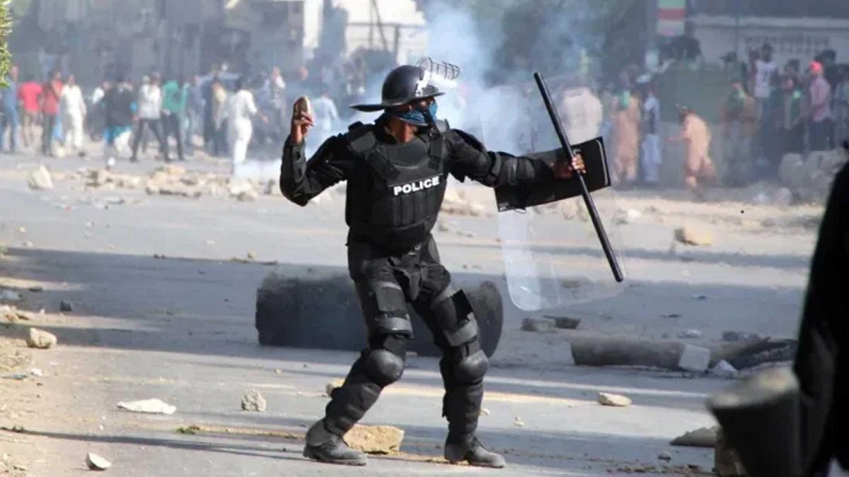 पाकिस्तान पुलिस से सेना की झड़प