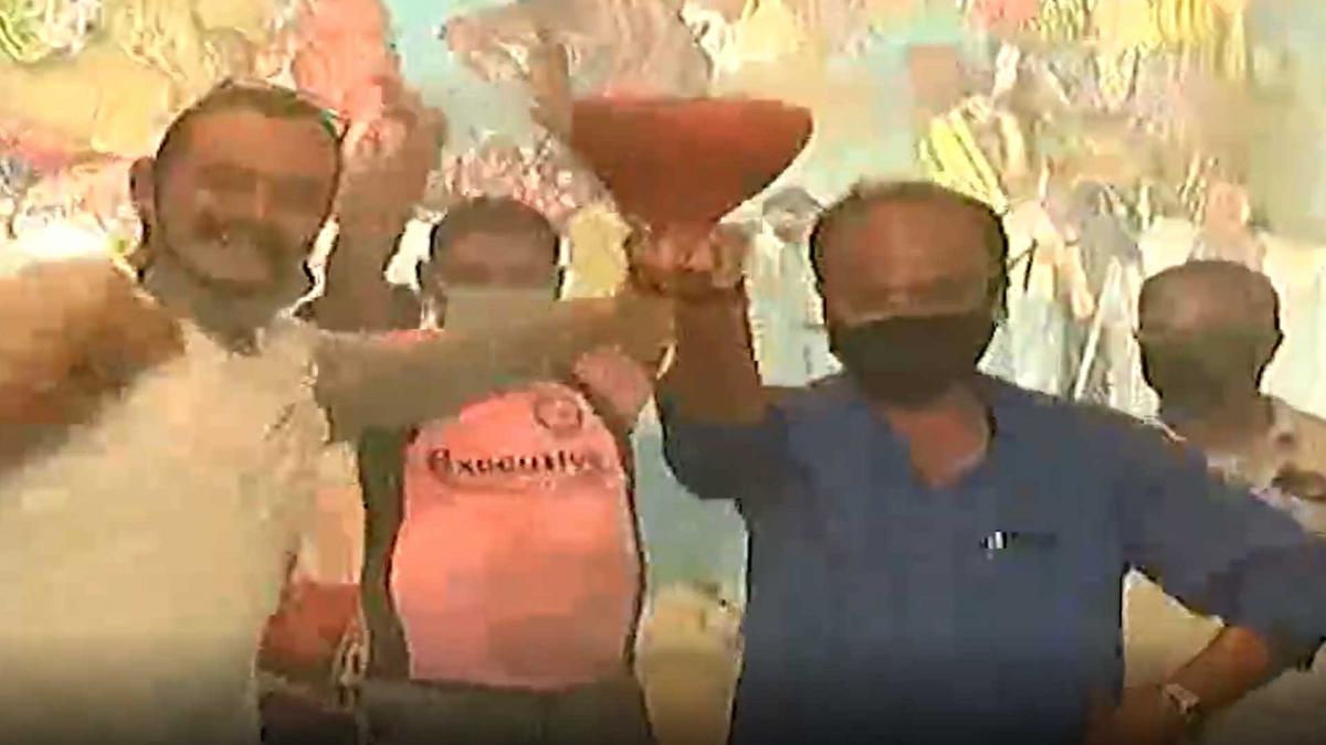 पूजा आयोजकों की नृत्य