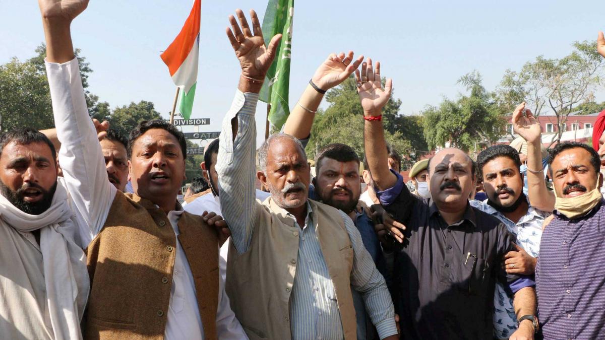 श्रीनगर में पीडीपी कार्यकर्ताओं का प्रदर्शन