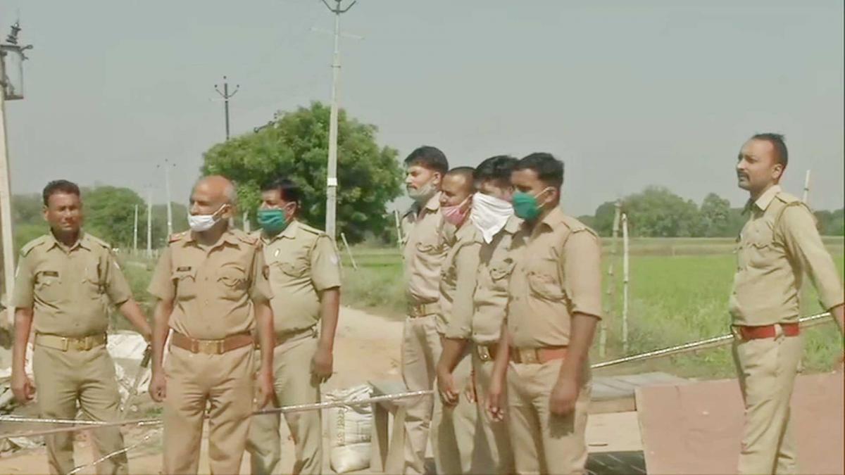 हाथरस में पुलिस का पहरा