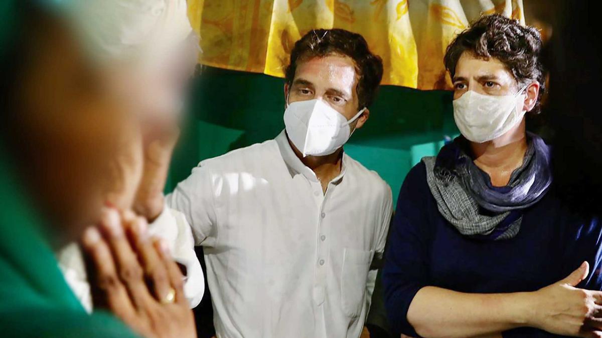 हाथरस पहुंचे राहुल-प्रियंका गांधी (फोटो-PTI)