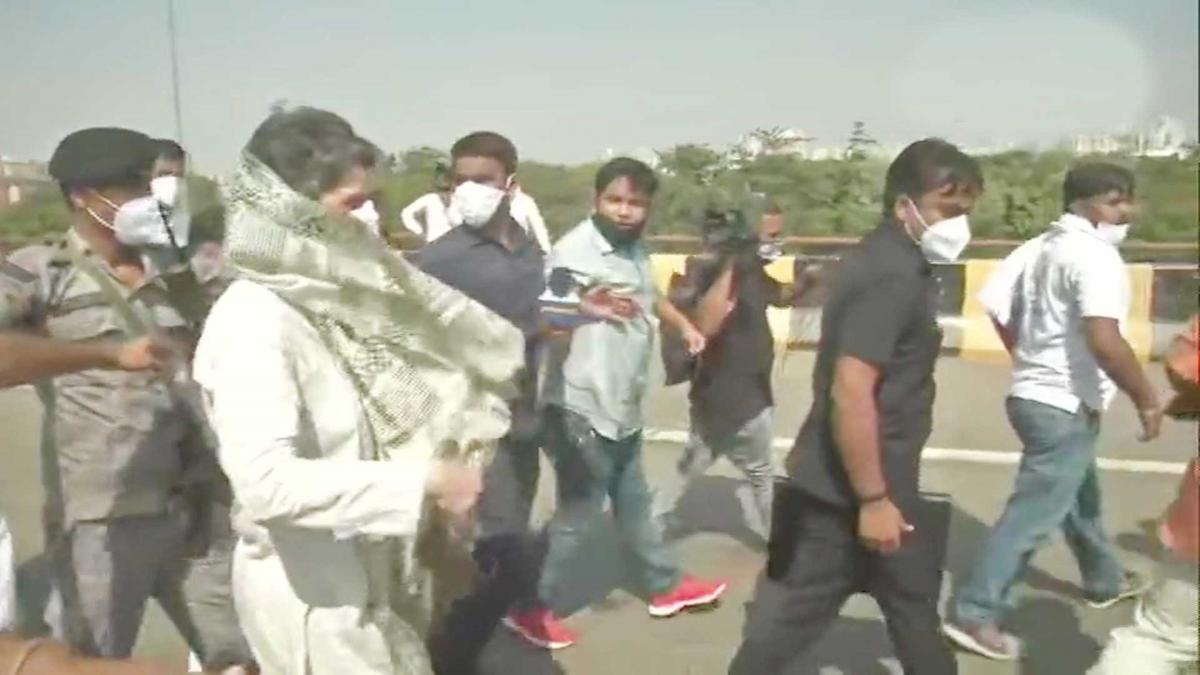 राहुल-प्रियंका का काफिला रोका गया