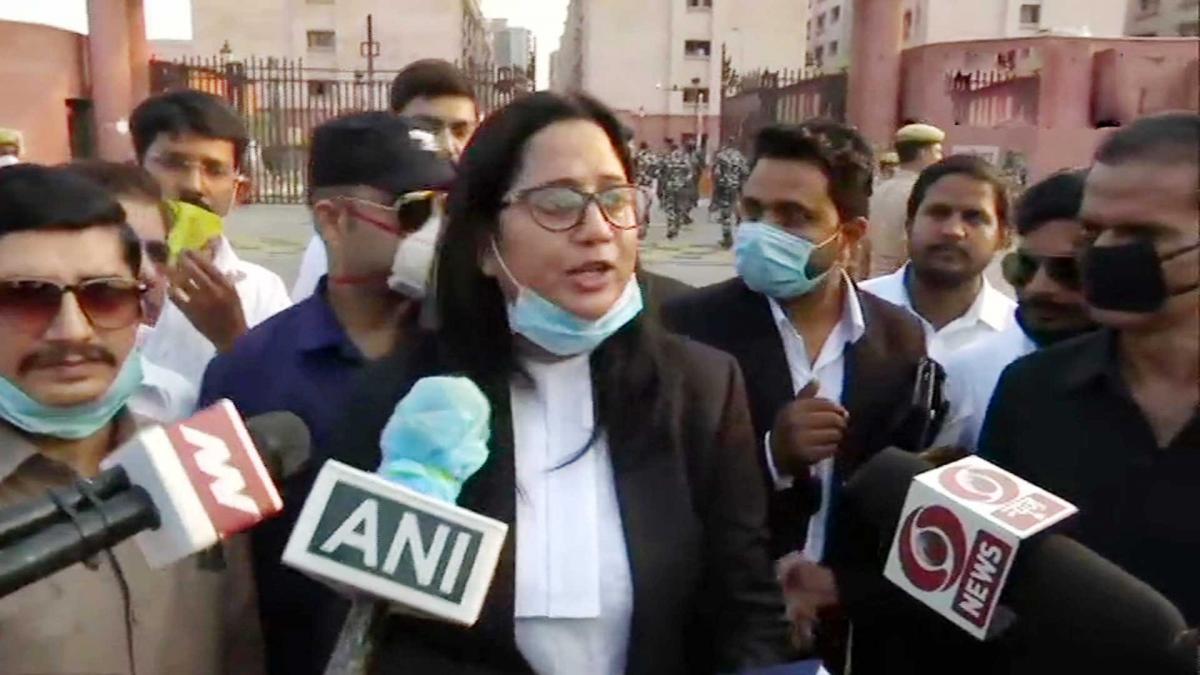 हाथरस के पीड़ित परिवार की वकील