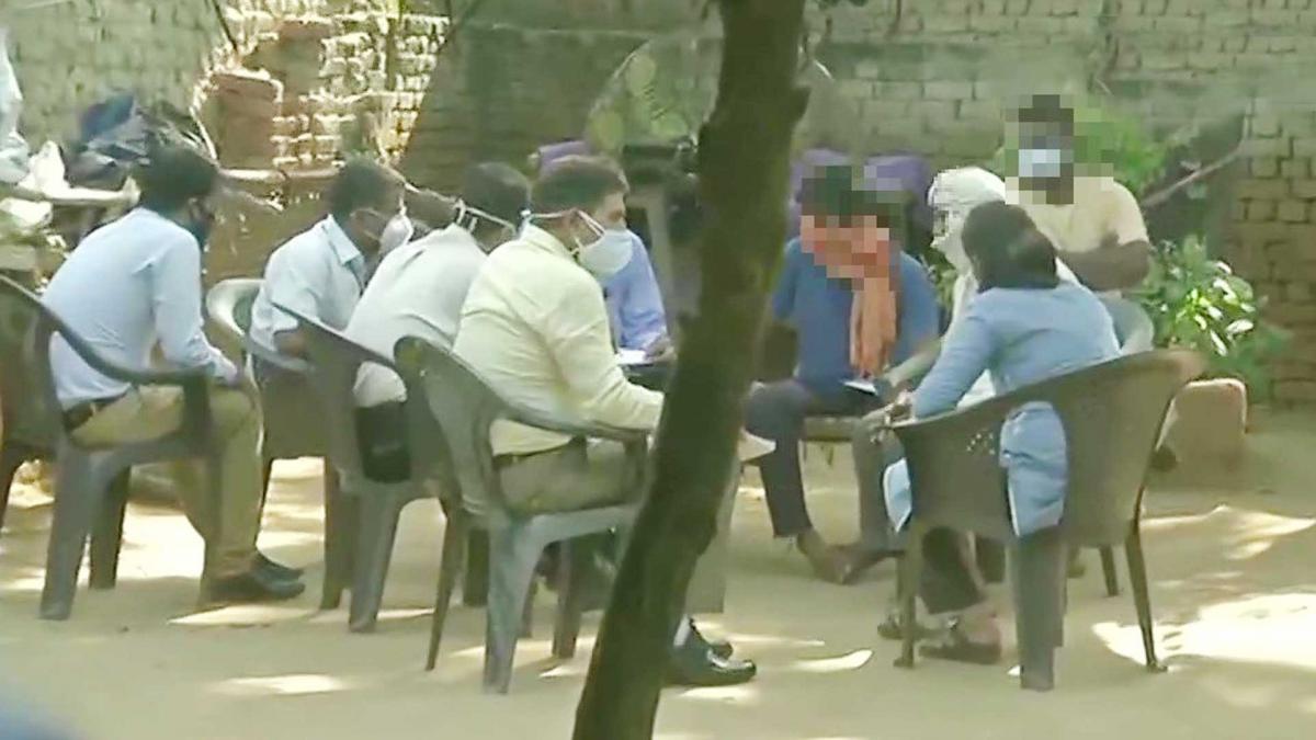 हाथरस केस में 40 लोगों से पूछताछ