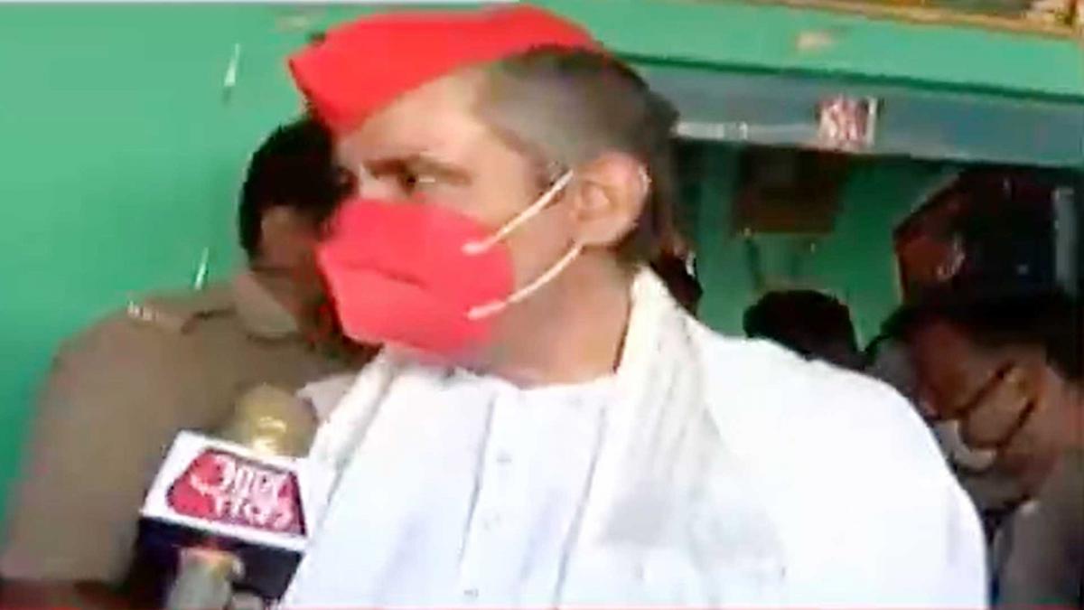 परिवार से मिले सपा नेता