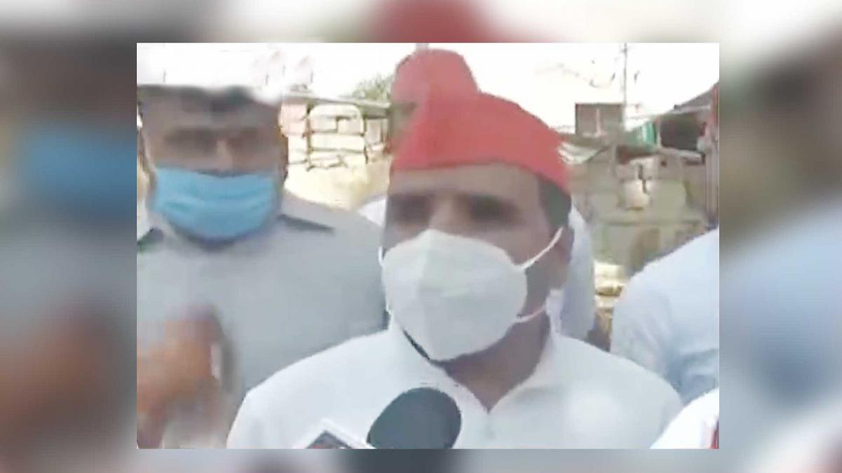 SP नेता पहुंचे हाथरस