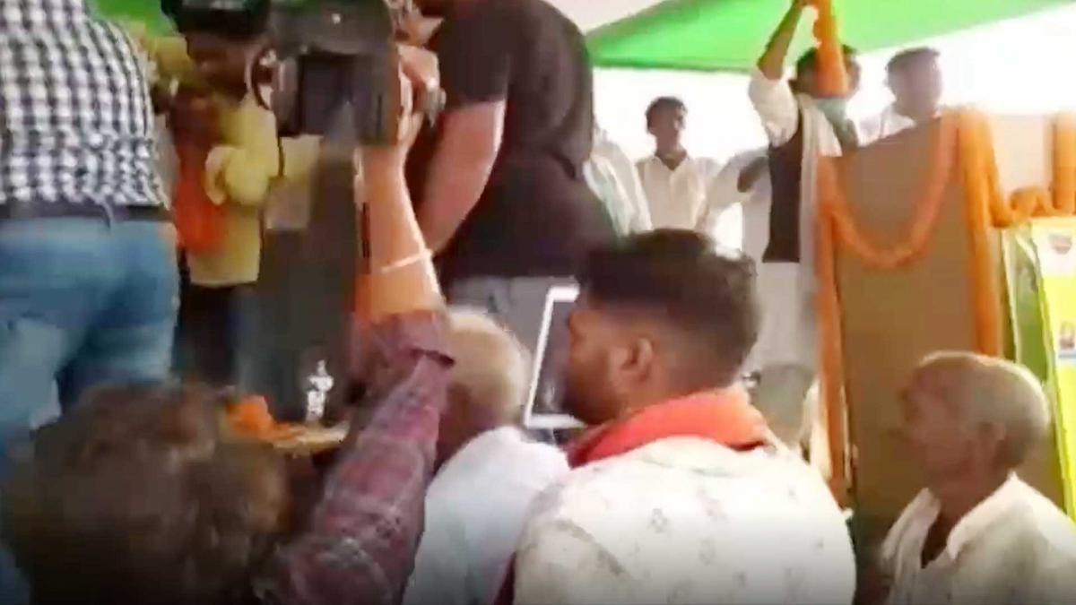 चुनाव प्रचार के दौरान टूटा मंच