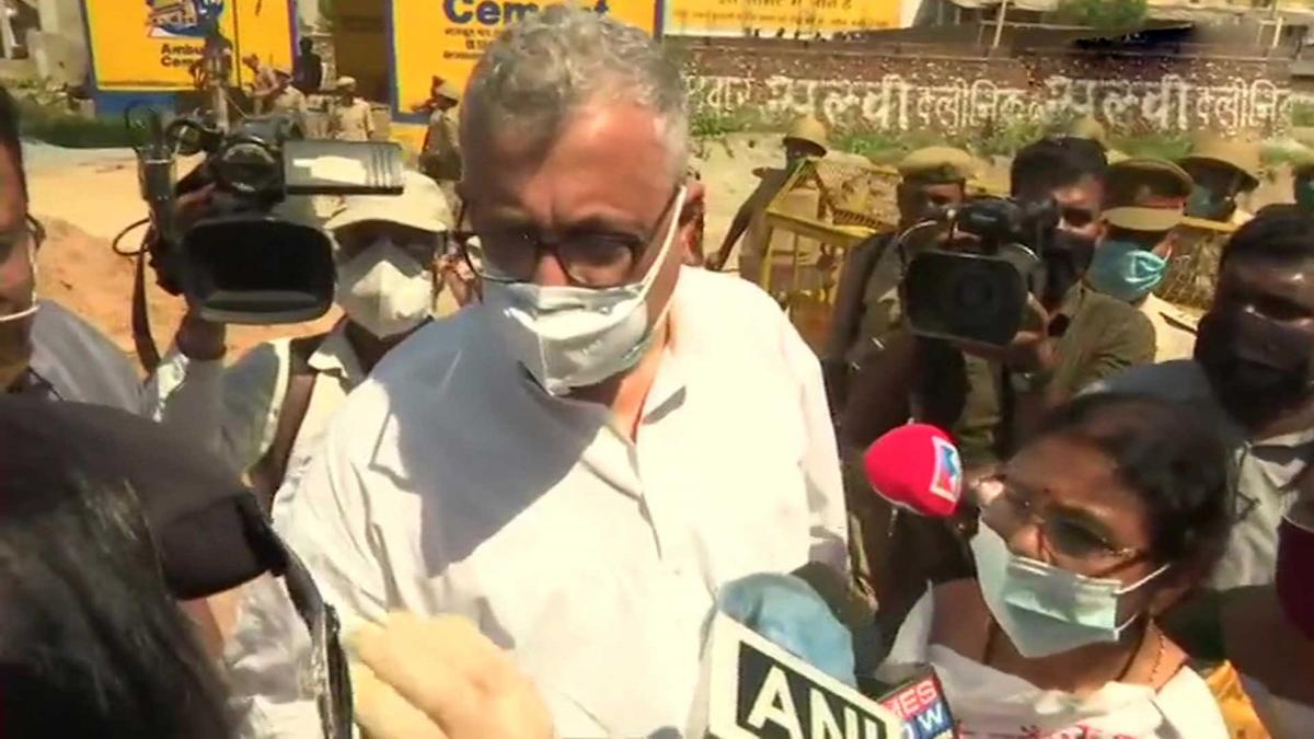 टीएमसी नेताओं का पीड़िता के गांव के बाहर जमावड़ा