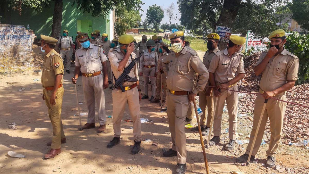 हाथरस में पुलिस