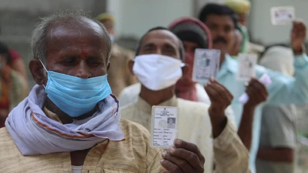 Voters at a poling booth in Bihar (photo-PTI)