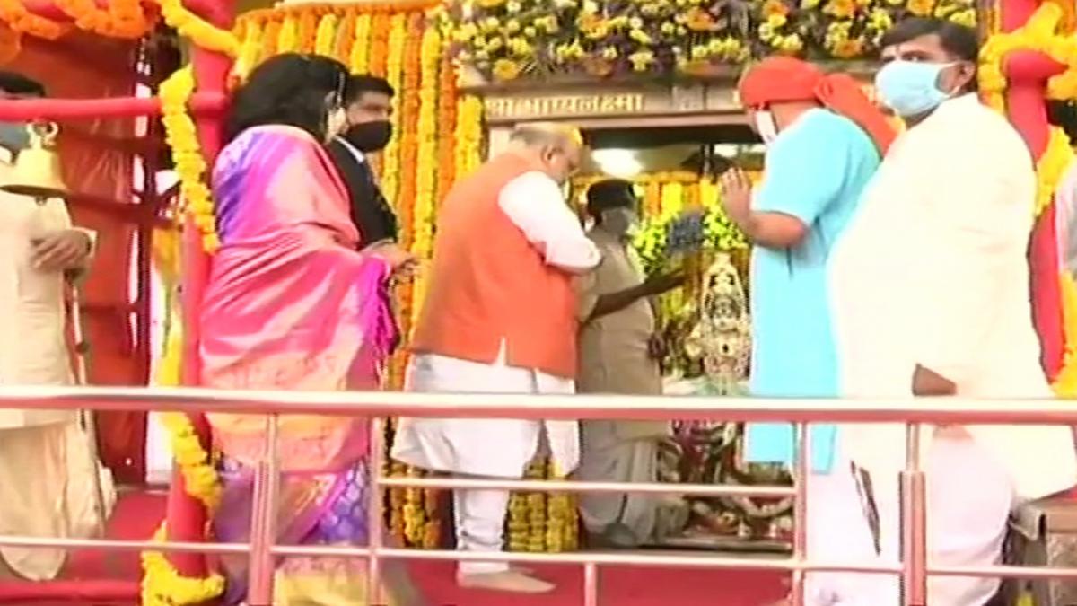 Hyderabad:Amit Shah offers prayer at Bhagyalaxmi temple