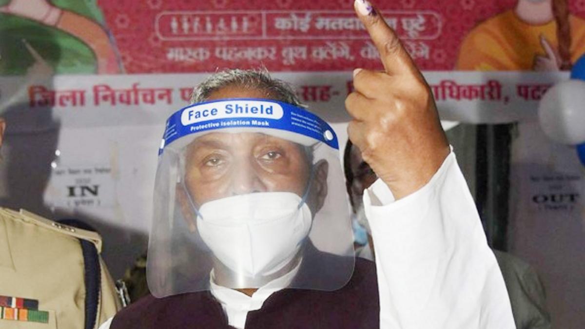 Governor Phagu Chauhan cast his vote in Patna