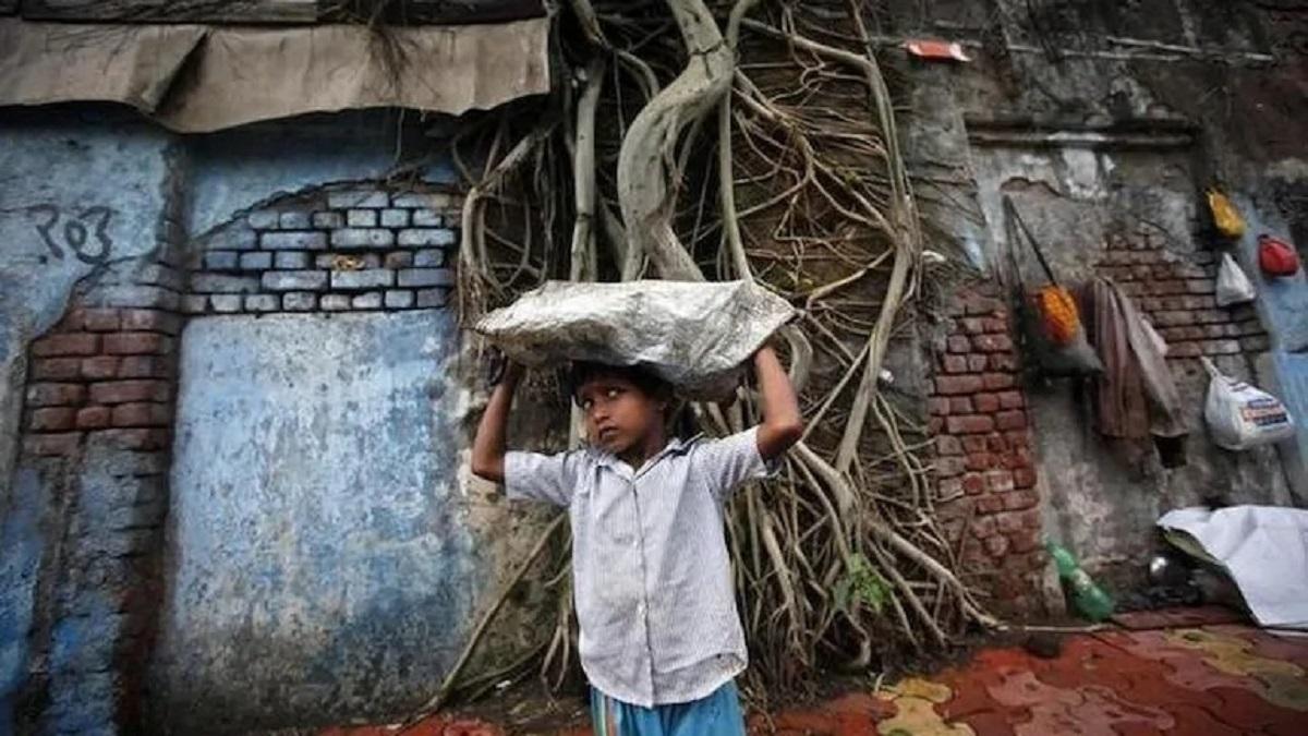 Children are forced to do labour due to financial crisis (Photo-Reuters)