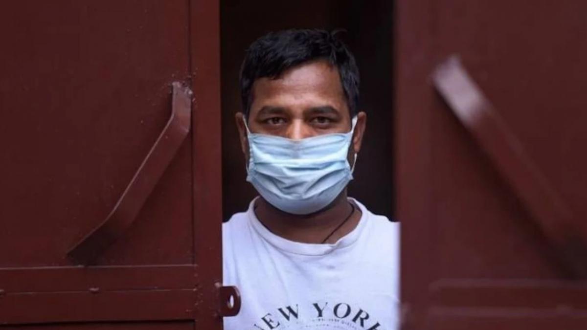 कोरोना से बचाव के लिए मास्क पहने शख्स (File Photo- PTI)