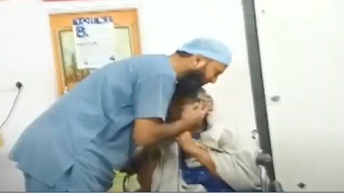 बुजुर्ग महिला के साथ डॉक्टर का वीडियो वायरल