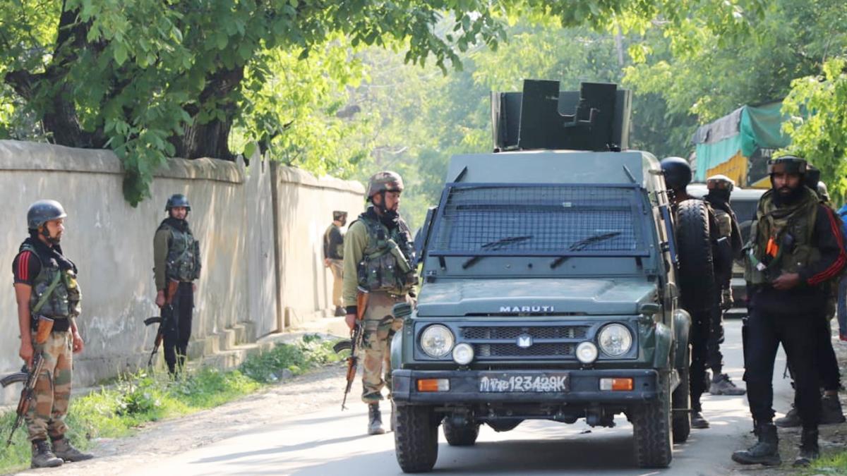 Militants attack in outskirts of Srinagar