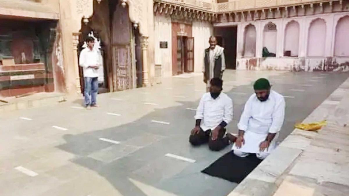 मथुरा के मंदिर में नमाज