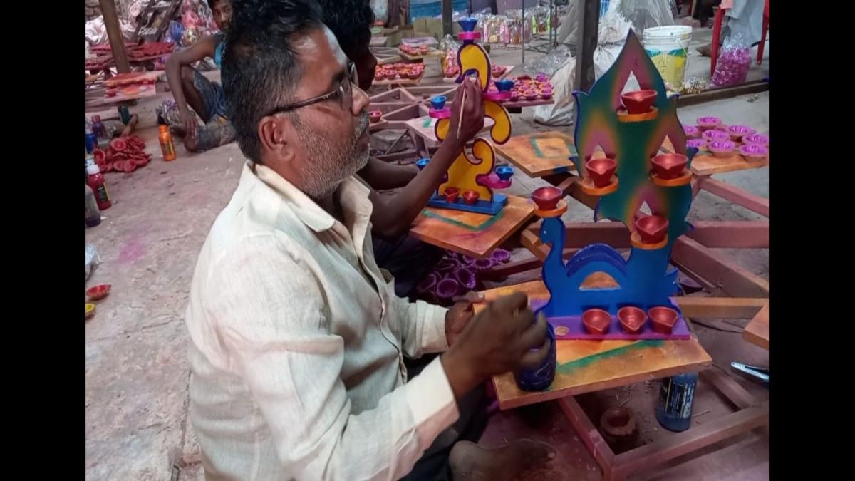 potter makes clay utensils