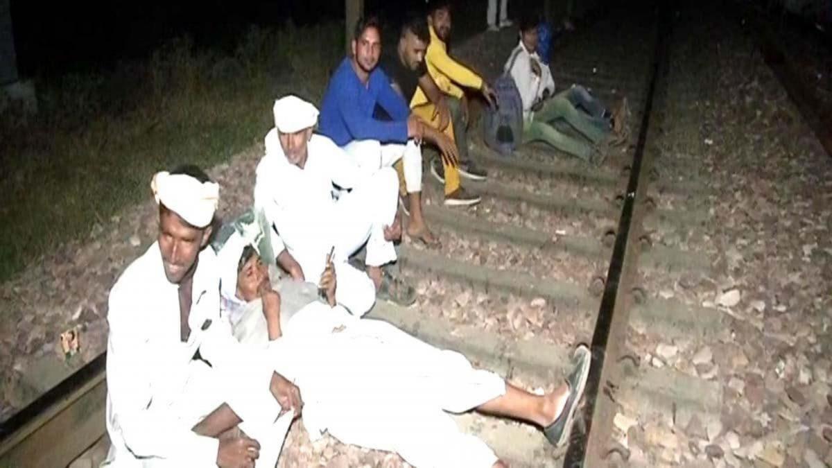 Gurjar Block Railway Track: ट्रेन की पटरियों पर गुर्जर आंदोलनकारी (फोटो-ANI)