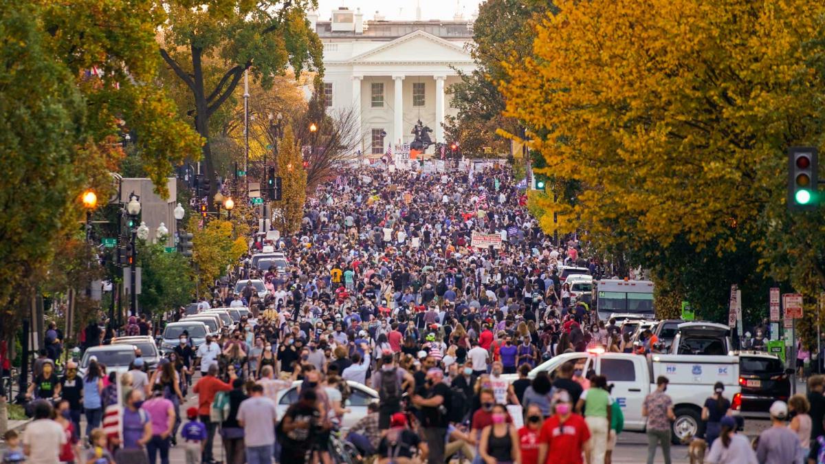 व्हाइट हाउस के बाहर जश्न