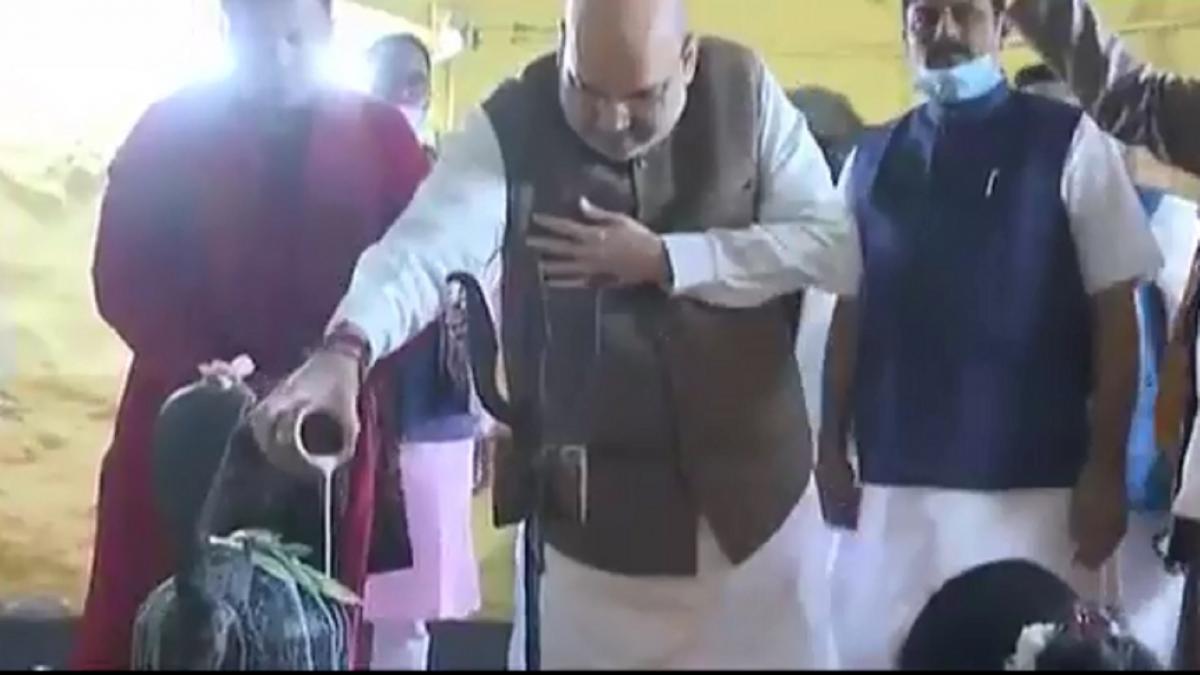 Shah offers prayers before lunch at folk singer's home