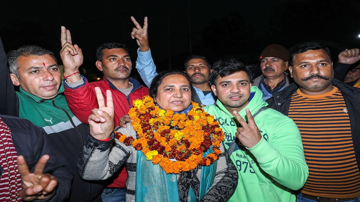 कश्मीर में जीत के बाद खुशी मनाती एक प्रत्याशी (फाइल फोटो-PTI)
