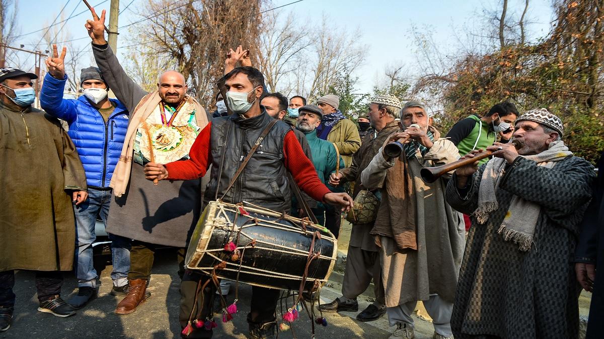 श्रीनगर में चुनाव जीतने के बाद जश्न मनाता एक निर्दलीय प्रत्याशी (फोटो-PTI)