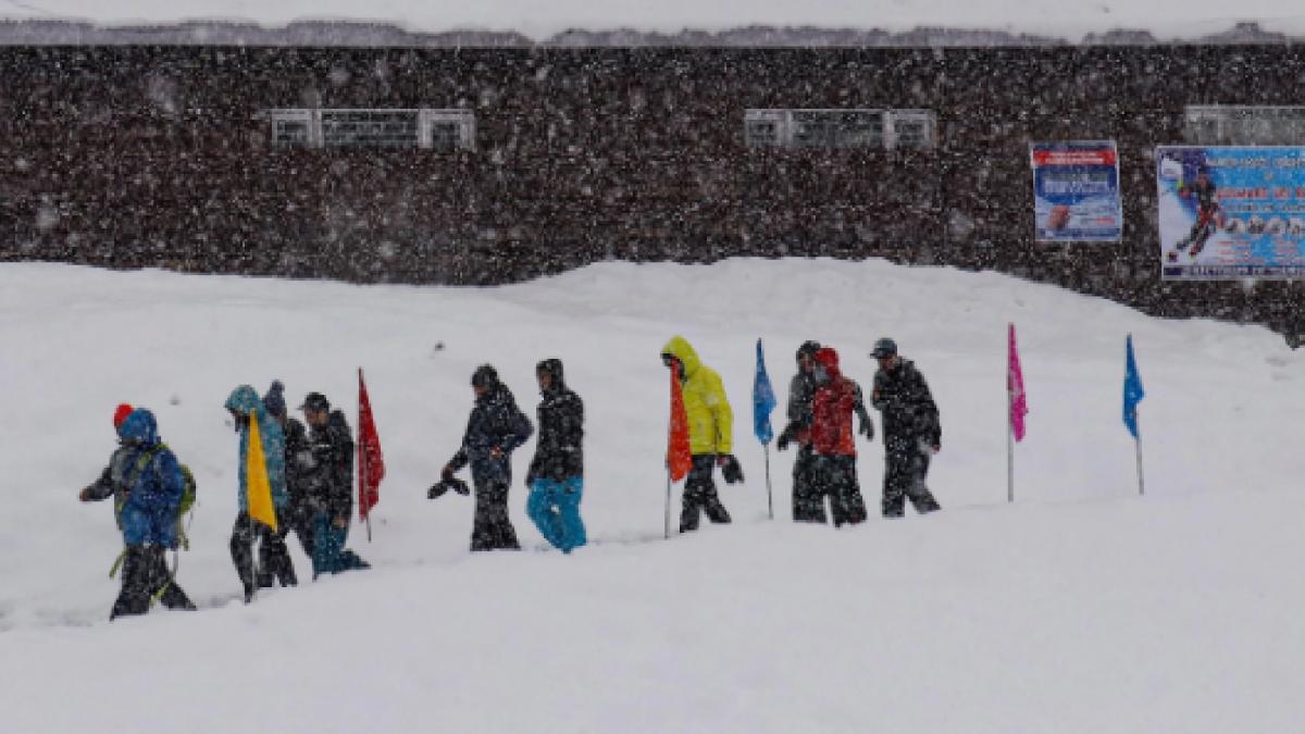 Snow-stuck tourists rescued