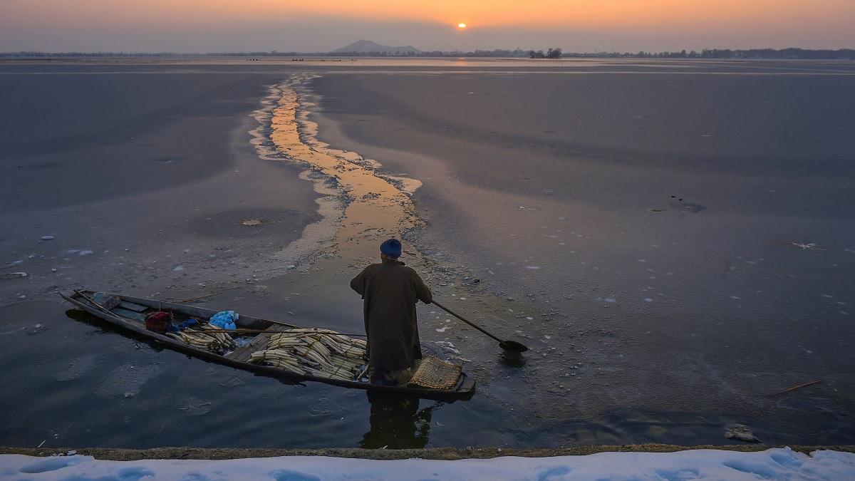 भारी बर्फबारी में जम गई डल झील (फाइल फोटो-PTI)