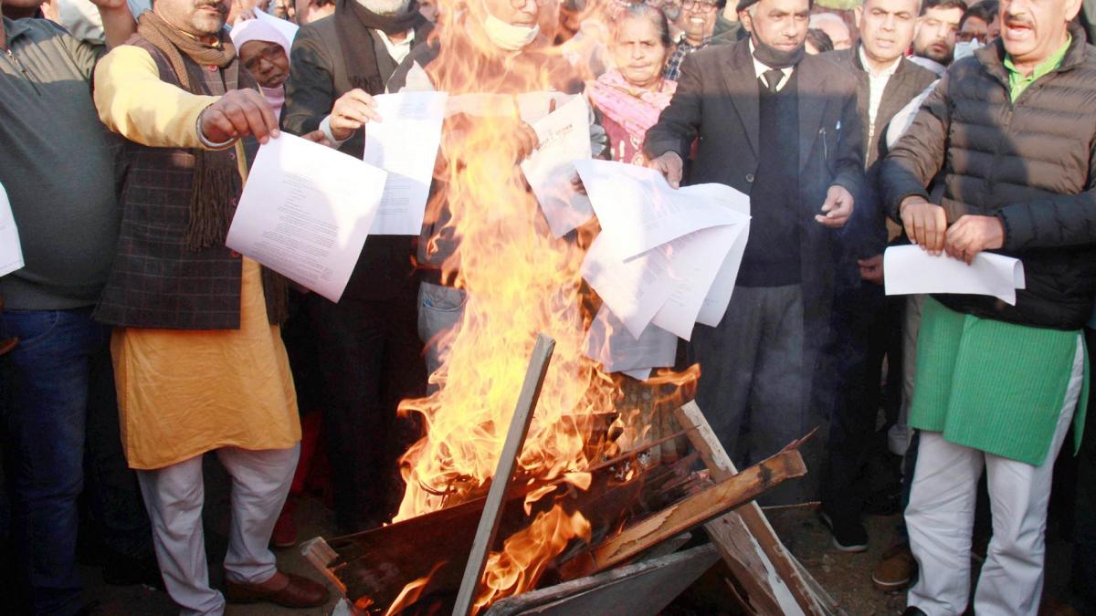  Protesting farmers burn copies of the farm laws