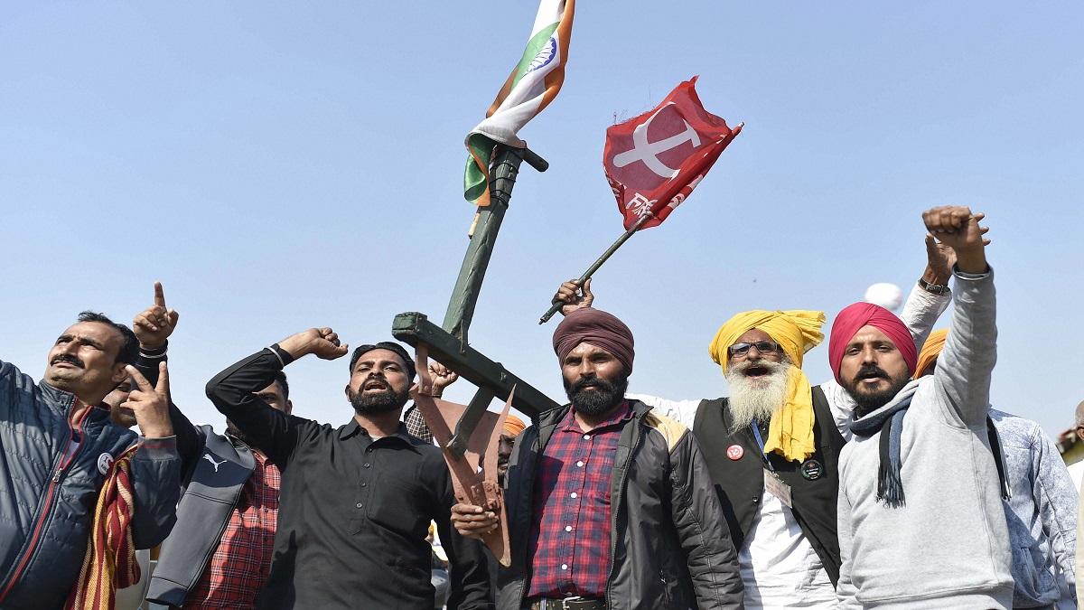 सिंघू बॉर्डर और गाजीपुर पर डटे किसान (फोटो-PTI)