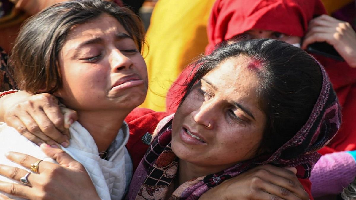 गाजियाबाद हादसे में परिजनों को खोने पर रोती-बिलखती महिलाएं (फोटो-PTI)